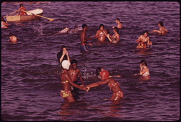 BLACKS AND WHITES TAKE TO THE WATER AT A 12TH STREET BEACH ON LAKE MICHIGAN  ON CHICAGO'S SOUTH SIDE IN THE SUMMER OF 1973. – Rediscovering Black History